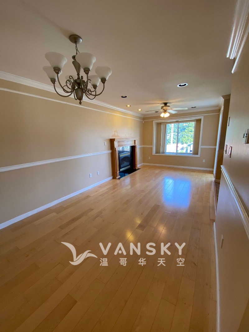 221228190810_03 Living Room.jpg